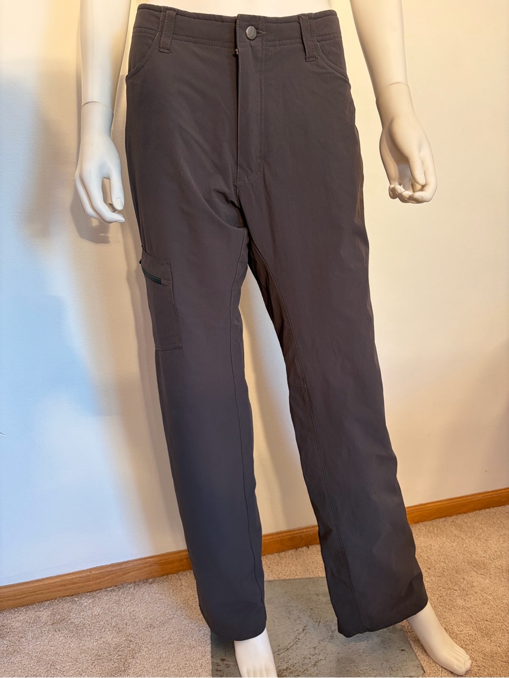 #857 Mountain Hardwear Yumalino Fleeced Lined Men's Cargo Pants in Dark Gray